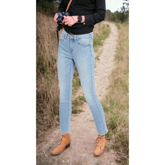 NEW $109 NYDJ Alina Light‎ Wash Jeans Pants Size 14 Lift Tuck Smoothing - Picture 1 of 7